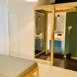 بيت ضيافة Imperium Vittorio - 4 Bdr, Center, 100mt To Train Station, Pvt Bathrooms, A-c 3*