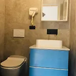 بيت ضيافة Imperium Vittorio - 4 Bdr, Center, 100mt To Train Station, Pvt Bathrooms, A-c 3*