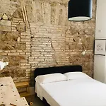 بيت ضيافة Imperium Vittorio - 4 Bdr, Center, 100mt To Train Station, Pvt Bathrooms, A-c