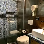 Imperium Vittorio - 4 Bdr, Center, 100mt To Train Station, Pvt Bathrooms, A-c 3* روما