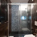 بيت ضيافة Imperium Vittorio - 4 Bdr, Center, 100mt To Train Station, Pvt Bathrooms, A-c 3*