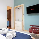 Imperium Vittorio - 4 Bdr, Center, 100mt To Train Station, Pvt Bathrooms, A-c بيت ضيافة