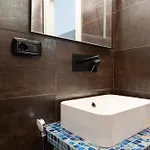 بيت ضيافة Imperium Vittorio - 4 Bdr, Center, 100mt To Train Station, Pvt Bathrooms, A-c 3*