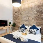 Imperium Vittorio - 4 Bdr, Center, 100mt To Train Station, Pvt Bathrooms, A-c بيت ضيافة روما