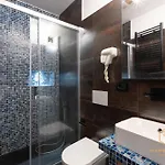 Imperium Vittorio - 4 Bdr, Center, 100mt To Train Station, Pvt Bathrooms, A-c 3*