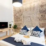 Imperium Vittorio - 4 Bdr, Center, 100mt To Train Station, Pvt Bathrooms, A-c بيت ضيافة