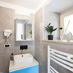 بيت ضيافة Imperium Vittorio - 4 Bdr, Center, 100mt To Train Station, Pvt Bathrooms, A-c