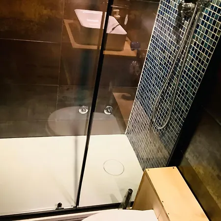 بيت ضيافة Imperium Vittorio - 4 Bdr, Center, 100mt To Train Station, Pvt Bathrooms, A-c 3*