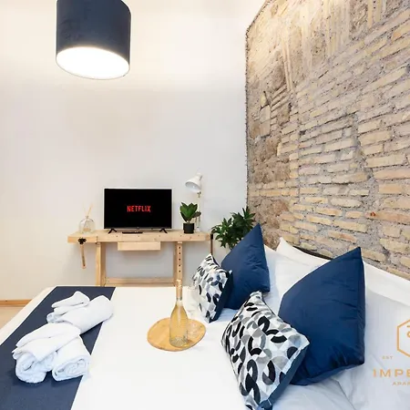 Imperium Vittorio - 4 Bdr, Center, 100mt To Train Station, Pvt Bathrooms, A-c Guest house